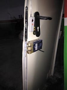 cerradura invisible en puerta de trastero atacada cerradura invisible en puerta de trastero atacada
