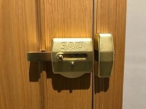 reforzar-puertas-de-madera-con-cerrojos-SAG-valencia